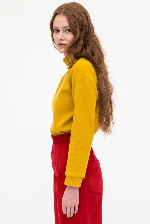 LYRA Corduroy Sweat Turtleneck