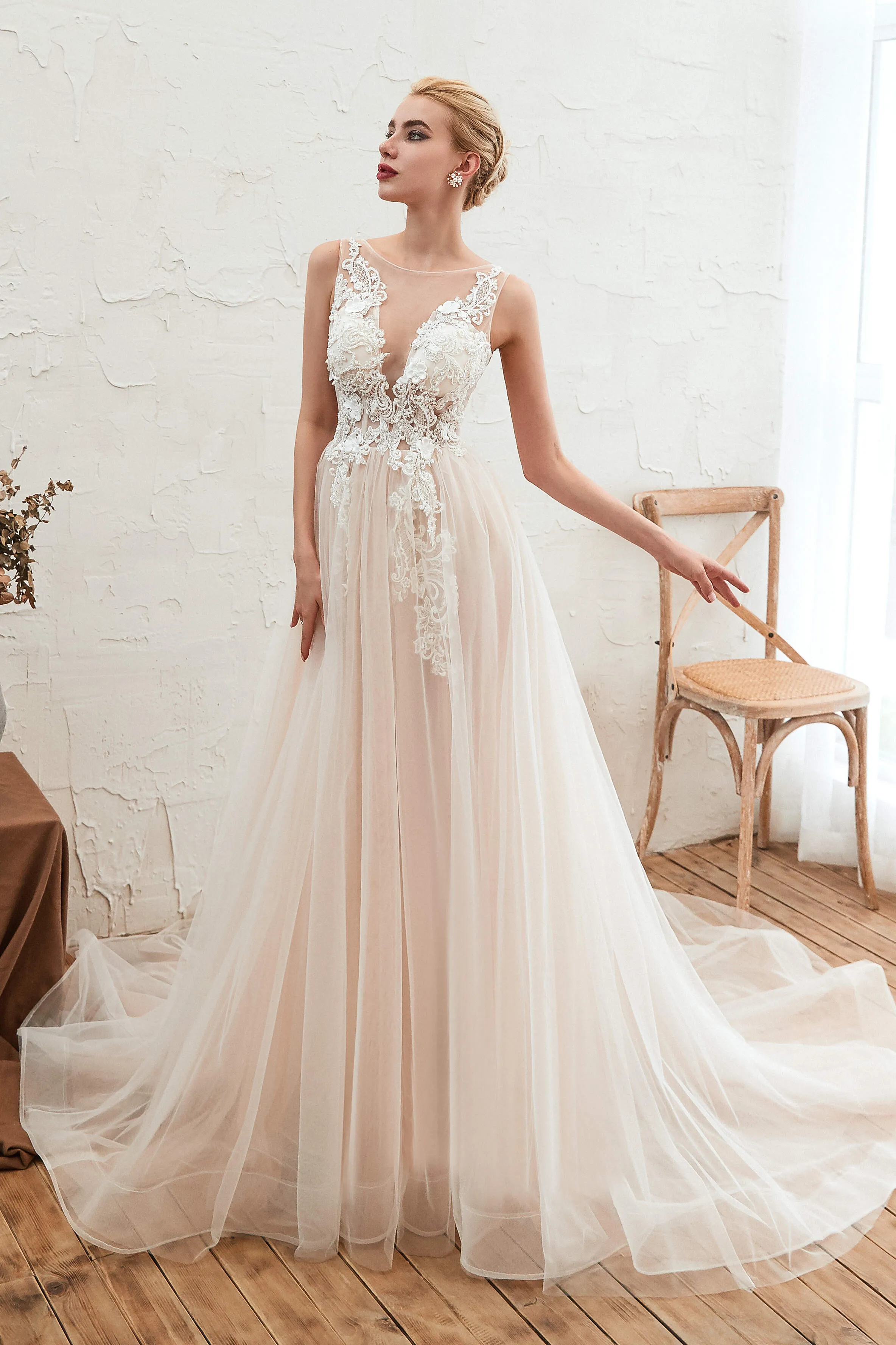 Round Neckline Sleeveless A-line Lace Up Sweep Train Lace Appliques Wedding Dresses