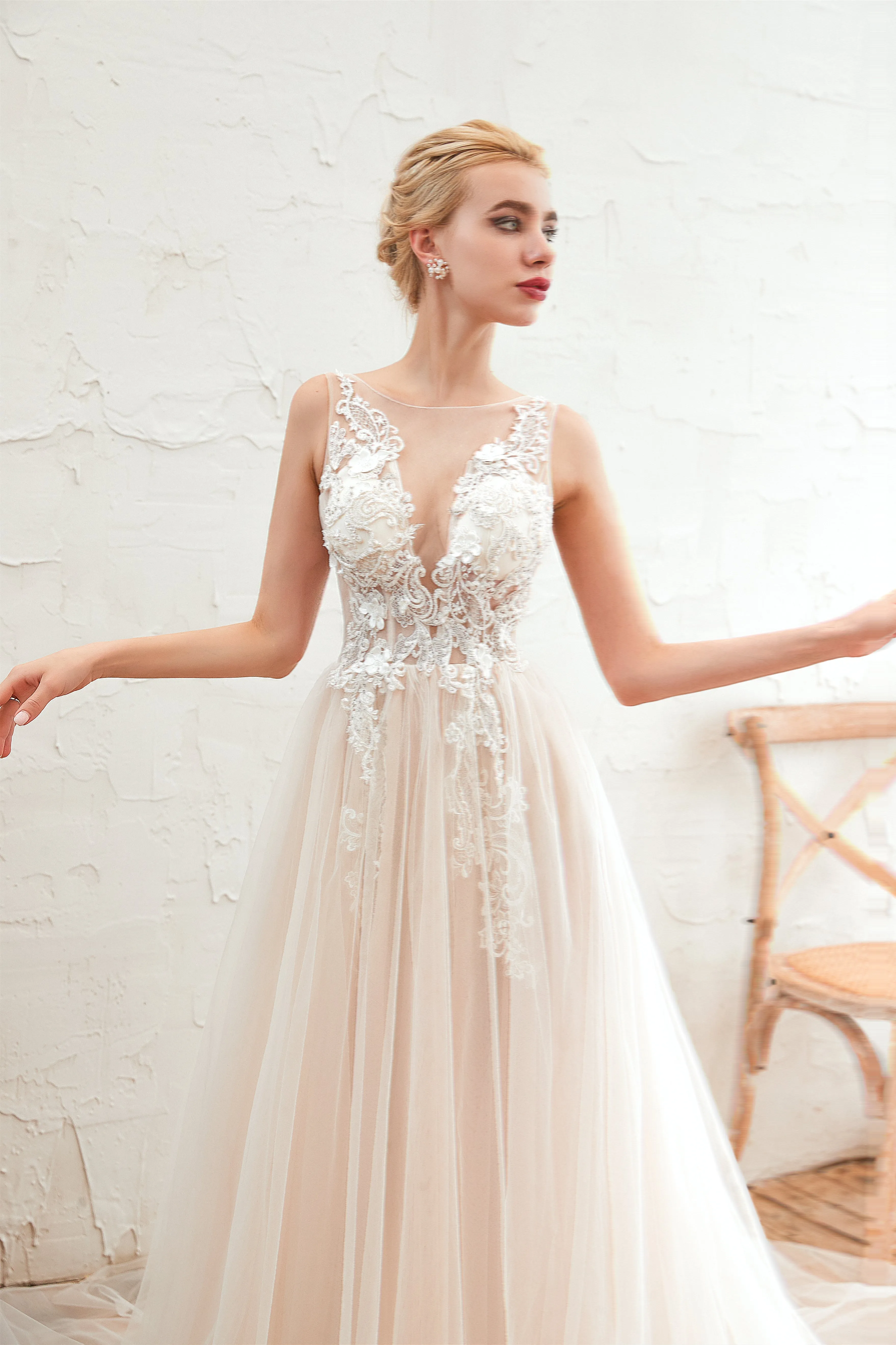 Round Neckline Sleeveless A-line Lace Up Sweep Train Lace Appliques Wedding Dresses