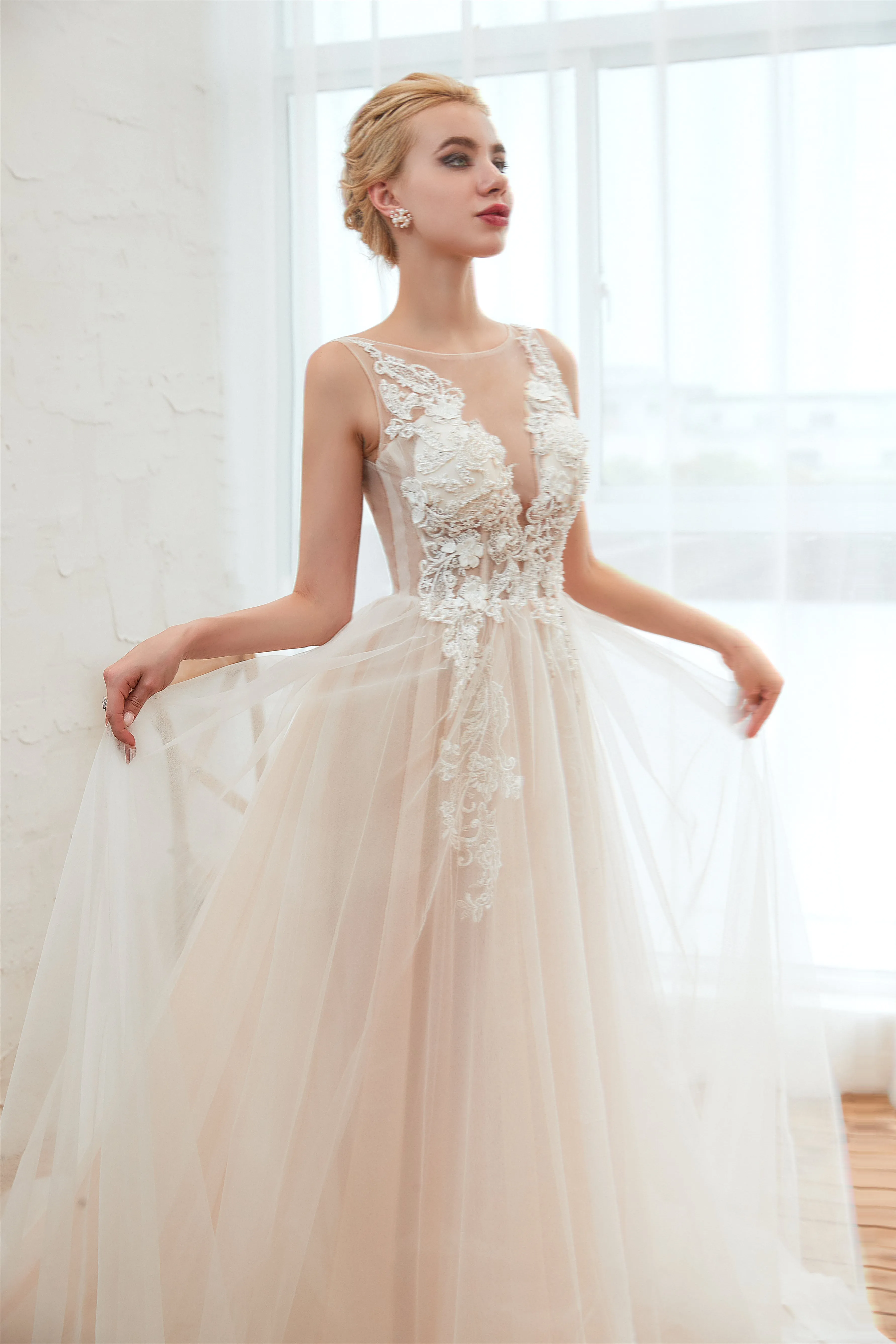 Round Neckline Sleeveless A-line Lace Up Sweep Train Lace Appliques Wedding Dresses